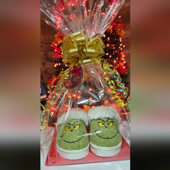 The Grinch Slippers - Picture 4 of 12